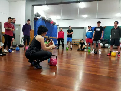 Taller de kettlebell en instituto de FP